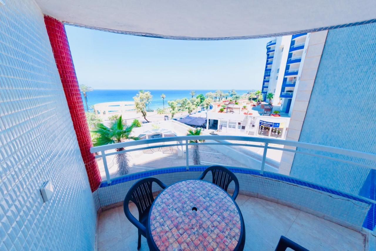 Royal Beach Front Apartments Нетанья Екстер'єр фото