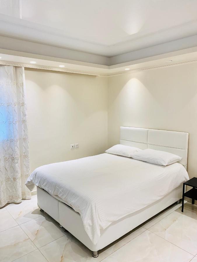 Royal Beach Front Apartments Нетанья Екстер'єр фото